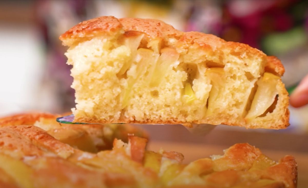 Найпростіший яблучний пиріг на швидку руку — ніжний, м'який і ароматний з хрусткою скоринкою. Це конкурент шарлотки.