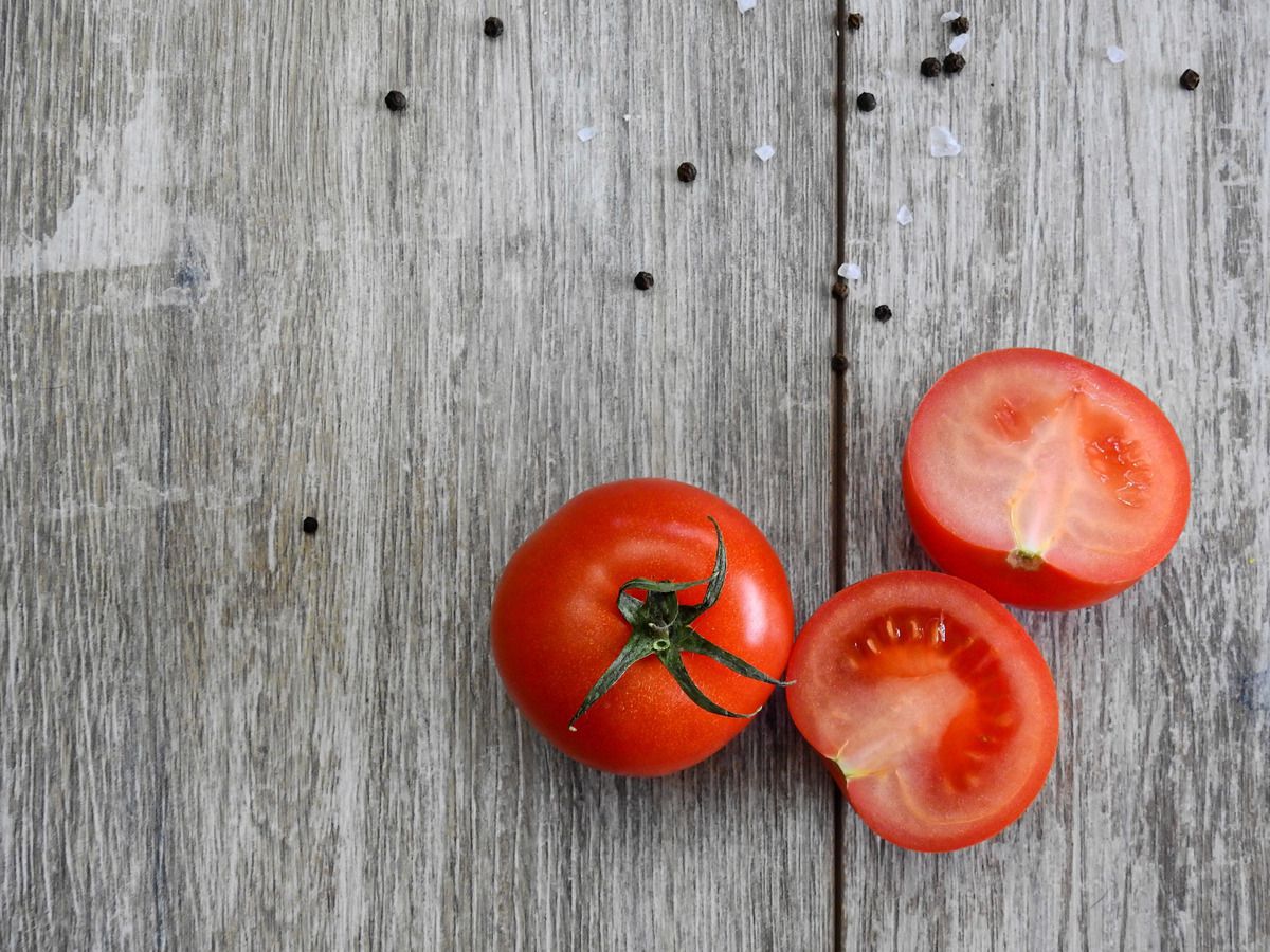 З яких причин помідори можуть стати пухкими та несмачними. На смак і структуру томатів можуть вплинути різні фактори.