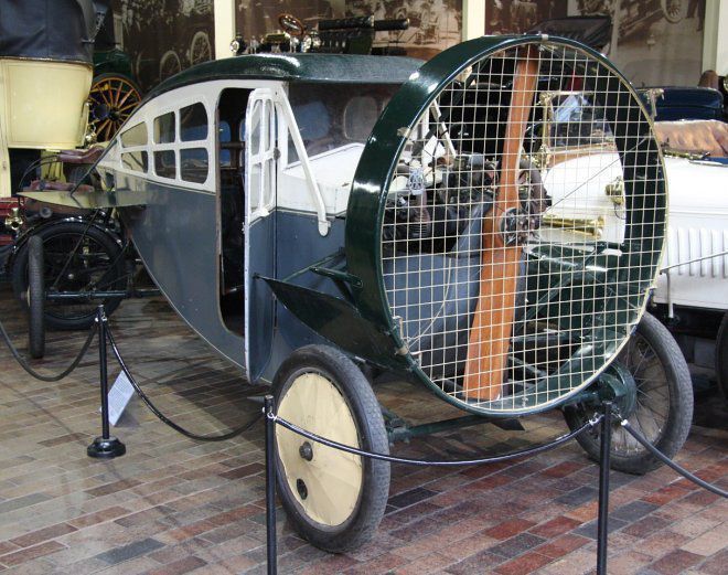 На ретро-заході представили незвичайний аеромобіль — машину-літак, розроблену 100 років тому. Неординарний експонат.