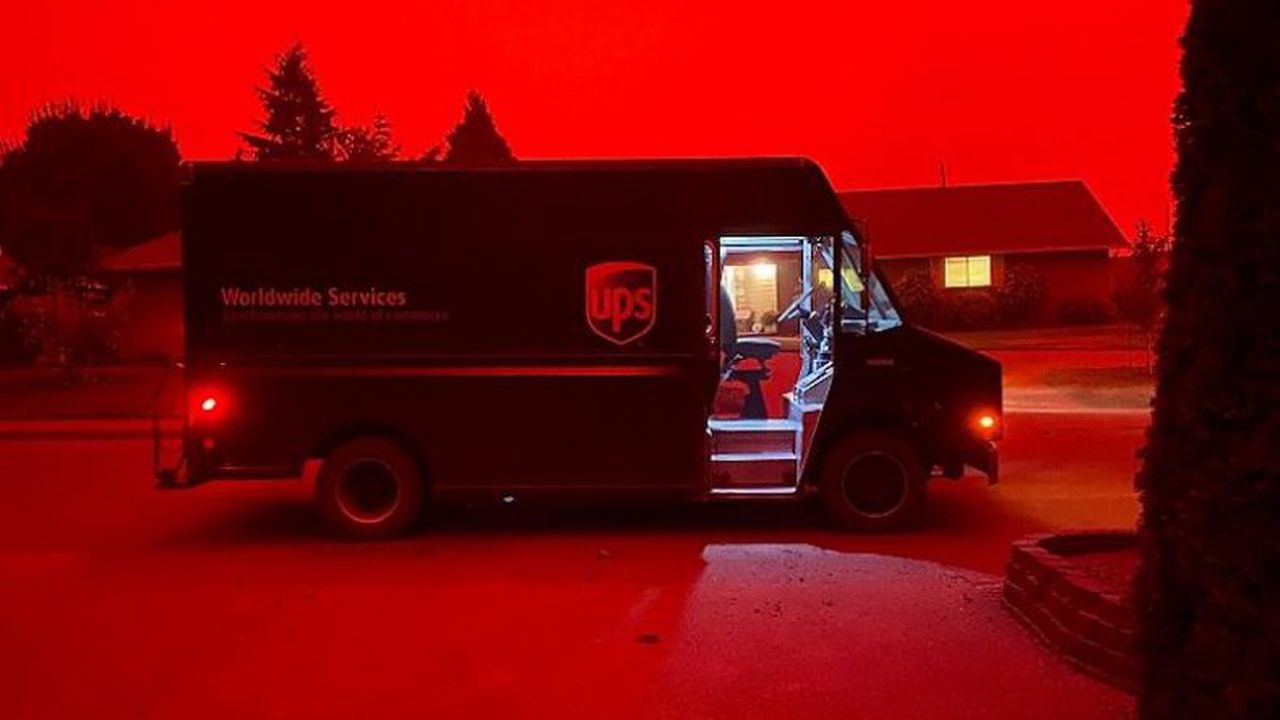 Через лісові пожежі деякі американці стали очевидцями дивного видовища: небо за їхніми вікнами стало криваво червоним