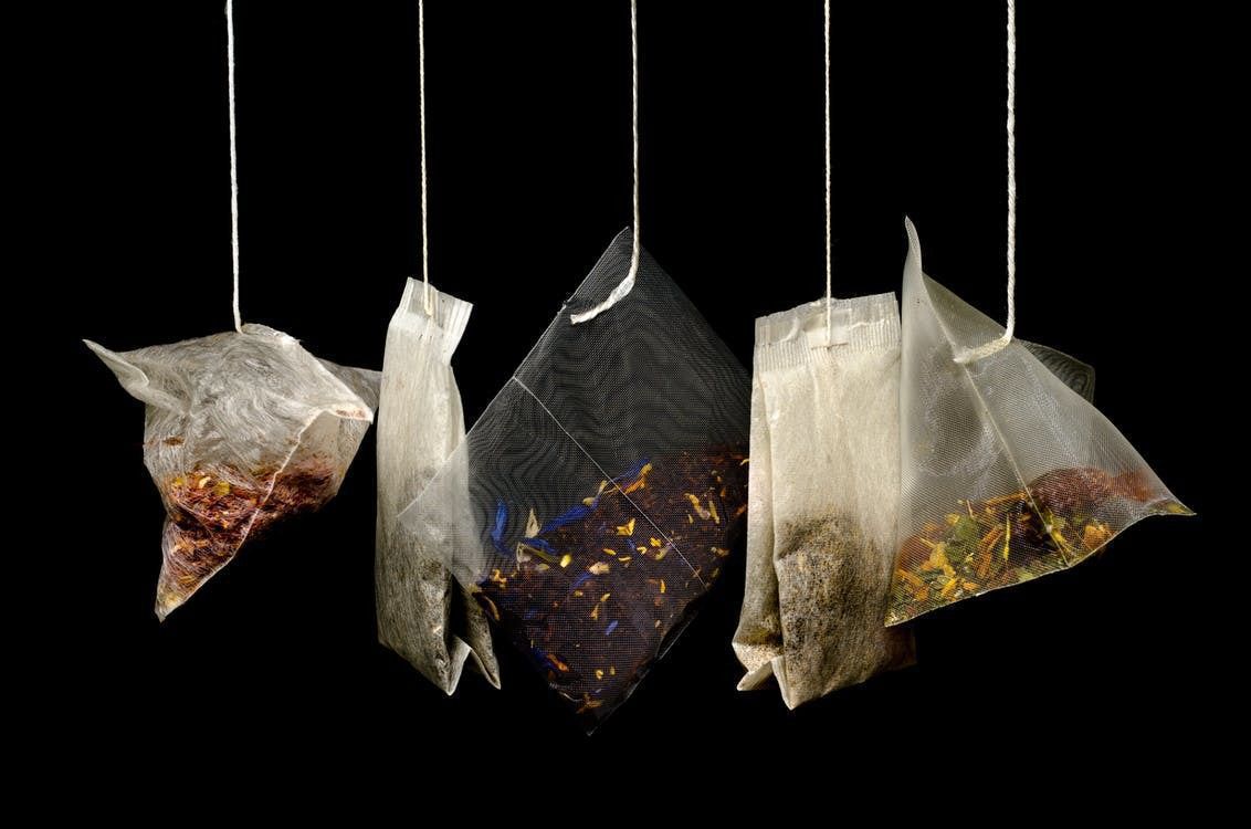 Не викидайте чайні пакетики після заварки — ось 5 способів, як можна ефективно їх використати. Від усунення неприємних запахів до удобрення рослин.
