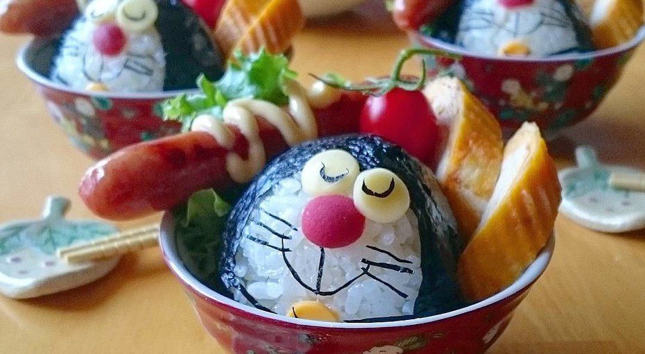 Багатодітна мама з Японії самотужки навчилася робити неймовірні страви, щоб заохотити доньок їсти. Її витвори настільки гарні, що ними хочеться милуватися. Японка навчилася робити справжні витвори мистецтва зі звичайних продуктів.