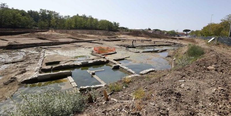 В Італії виявили басейний комплекс віком 2300 років. Призначення знахідки поки що не встановлено.