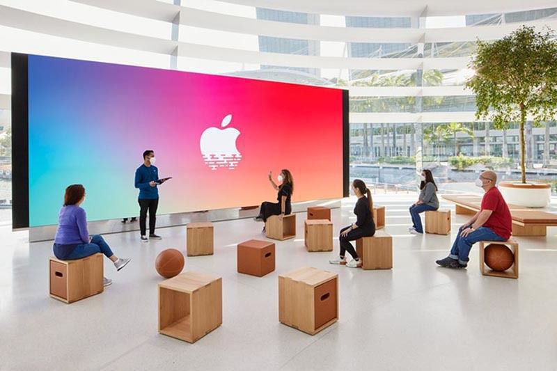 Apple відкрила свій перший плавучий магазин в Сінгапурі. Третя фірмова точка компанії Apple в Сінгапурі стала першим у світі магазином на воді.