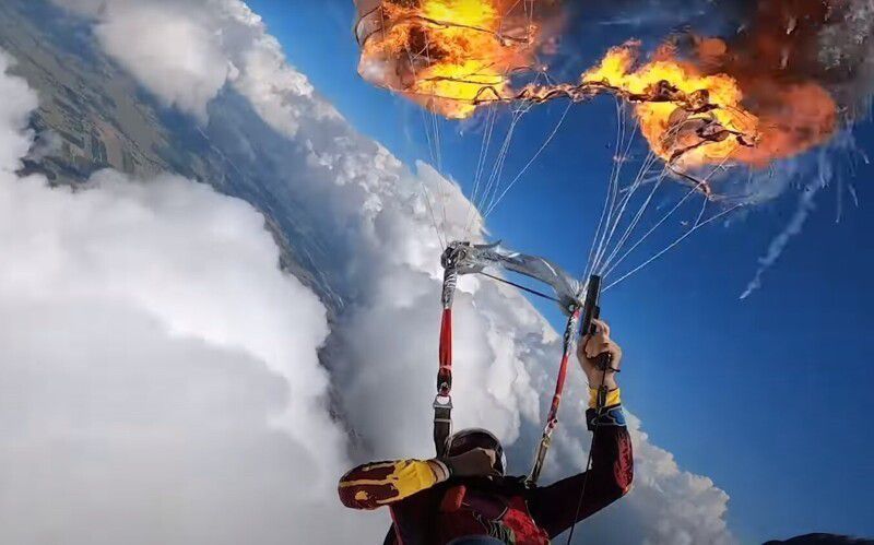 Парашутист виконав неймовірний трюк, підпаливши свій парашут на висоті понад 2000 метрів. Чого тільки не зробиш заради екстремальних відчуттів та гарних кадрів.