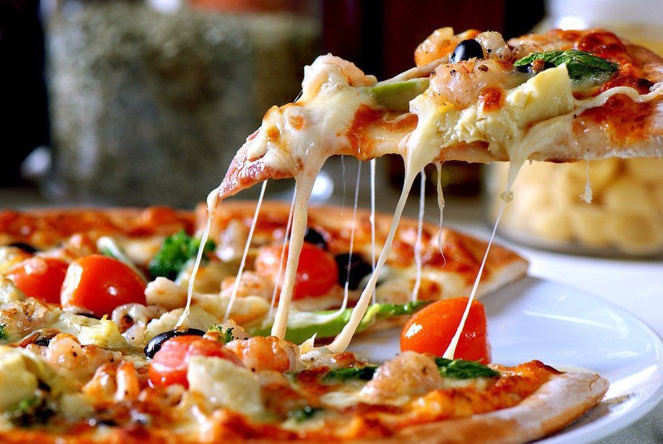 Американські дослідники пояснили причини любові людей до піци. Якоюсь мірою її можна назвати продуктовим наркотиком.