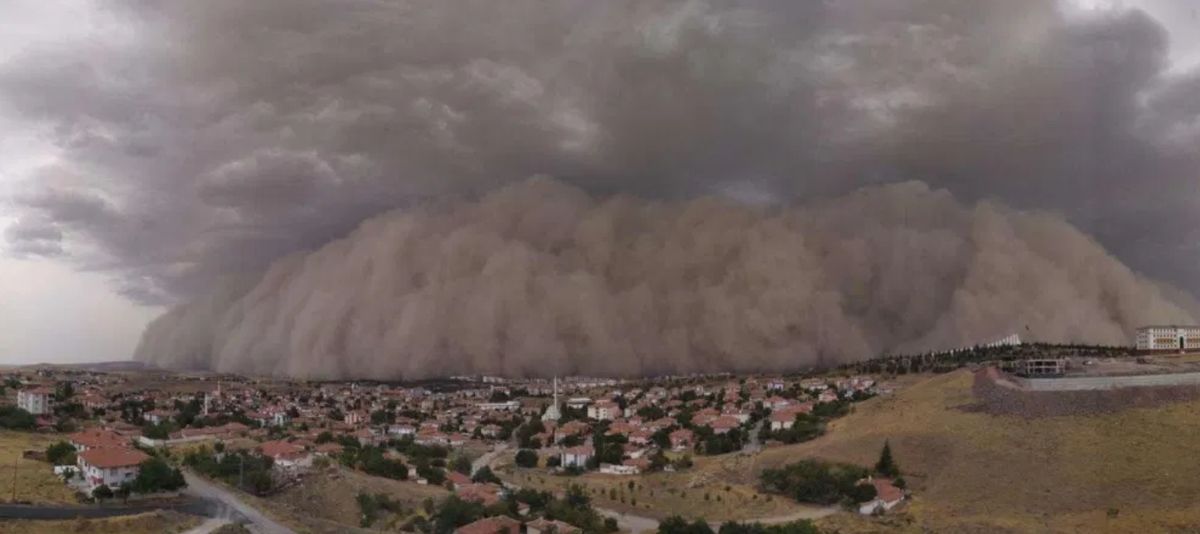 Турецьке місто недалеко від Анкари накрила потужна піщана буря. Пісок і пил затьмарили Сонце.