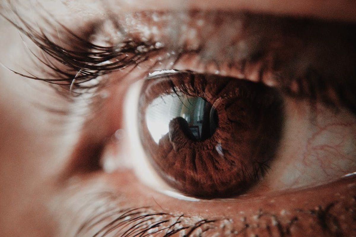 Про що свідчать чорні плями перед очима, та як запобігти їхній появі. Досить поширений симптом.