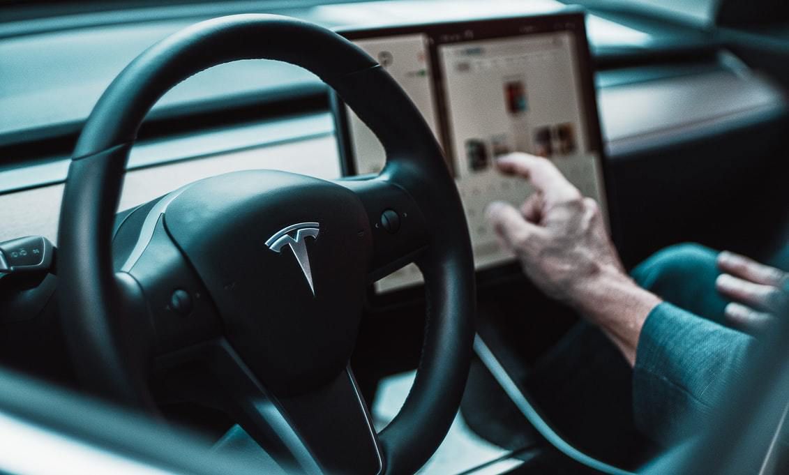 Вперше за 30 років бізнес-автомобілем року став електрокар. Ну і очевидно, що це Tesla. 16 вересня 2020 року Tesla Model 3 була нагороджена званням «Business Car of the Year 2021».