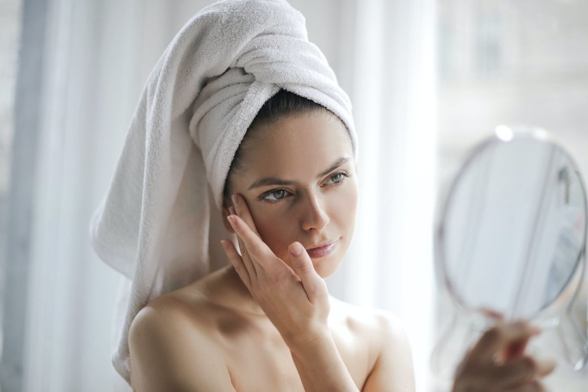 Які проблеми зі шкірою обличчя допоможе вирішити міцелярна вода. Чому даний засіб такий популярний серед жінок.