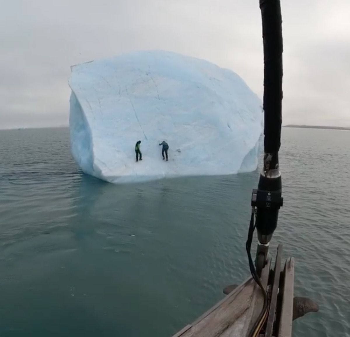 Любителі пригод спробували підкорити айсберг, але коли зрозуміли, що ідея так собі, було вже пізно. Ніколи не намагайтеся підкорити айсберг. Мандрівники спробували і зняли "Титанік" — але навпаки.