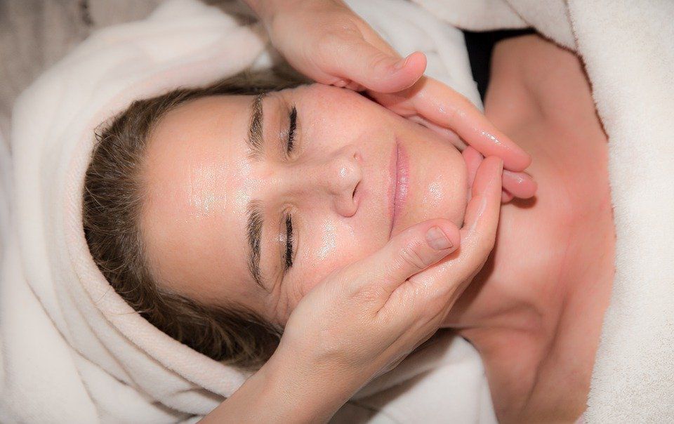 Цих 6 проблем зі шкірою можна позбутися за допомогою масажних процедур. Масаж допоможе привести шкіру обличчя до ладу.