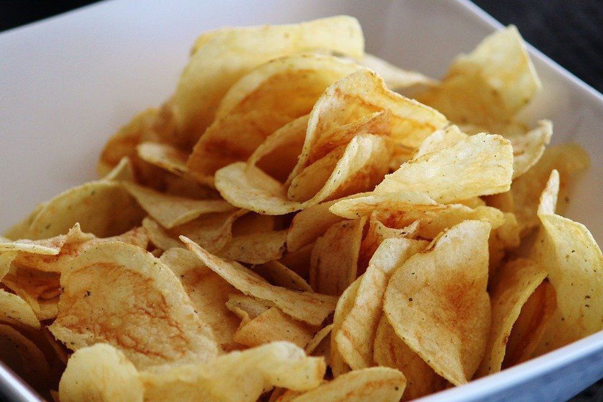 Наука пояснює, чому ви не можете зупинитися, коли їсте чипси. При цьому експерти вважають, що сіль не варто називати "білою смертю”.