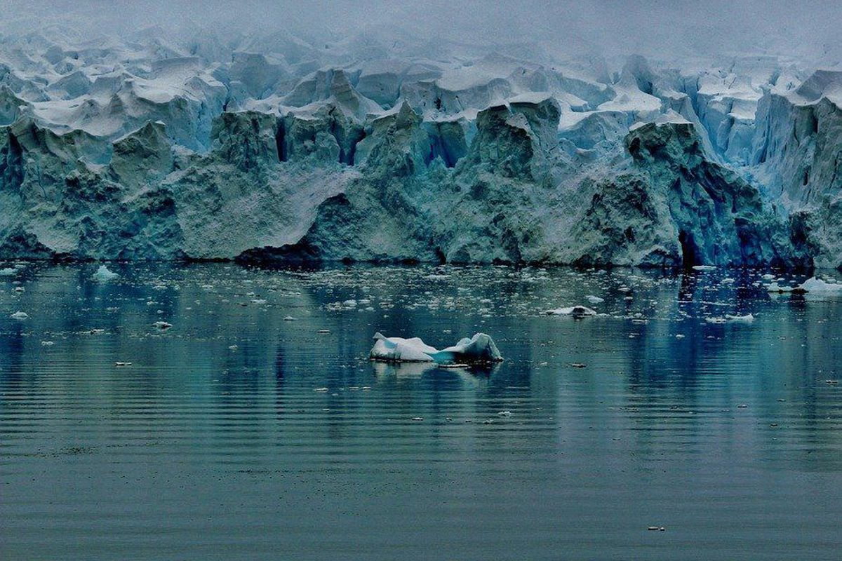 Льодовик Тейтс в Антарктиді тане з величезною швидкістю і може істотно вплинути на рівень моря земної кулі. Вчені розповіли про те, чого варто побоюватися, якщо льодовик повністю втратить лід.