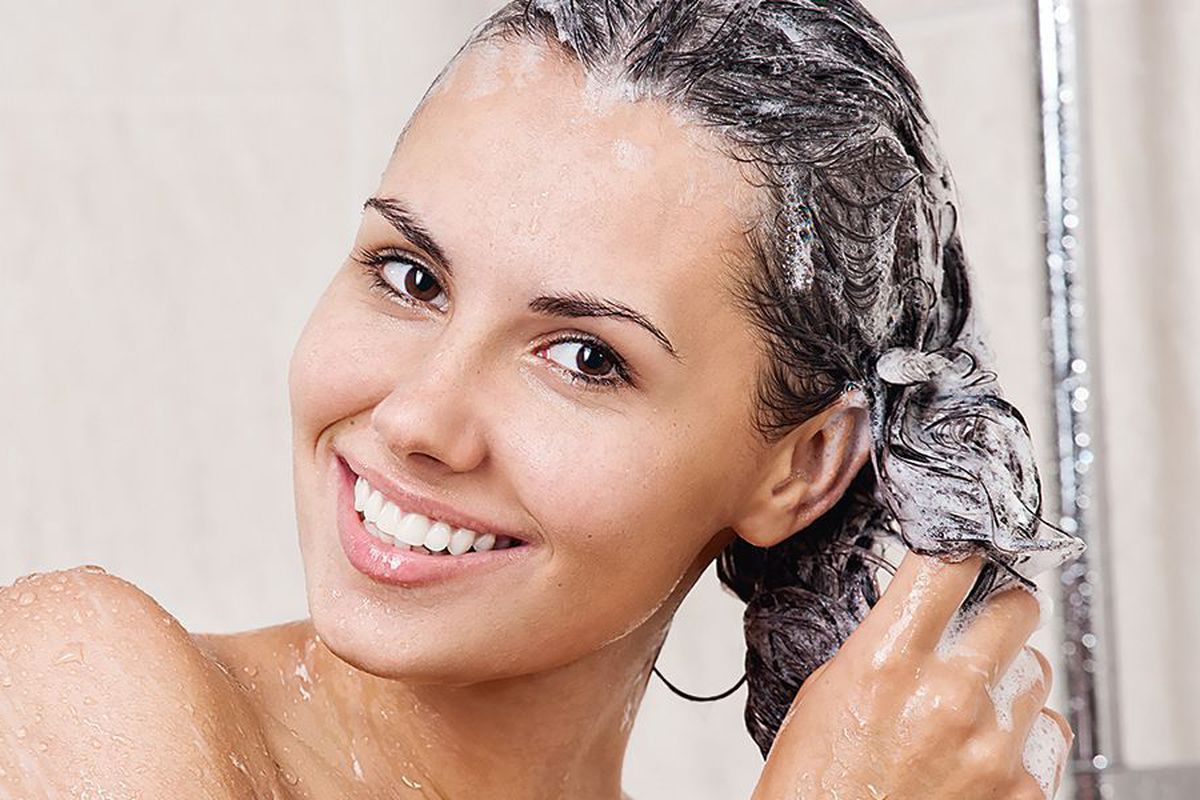 Чому щоденне миття голови — не дуже гарна ідея. Щоденне миття голови не зберігатиме волосся чистим довше.