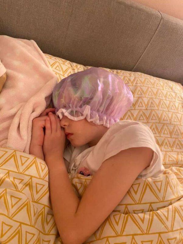 Мама здивувалася, побачивши, що її 8-річна донька спить в шапочці для душу. Дізнавшись причину, люди похвалили дитину за кмітливість.