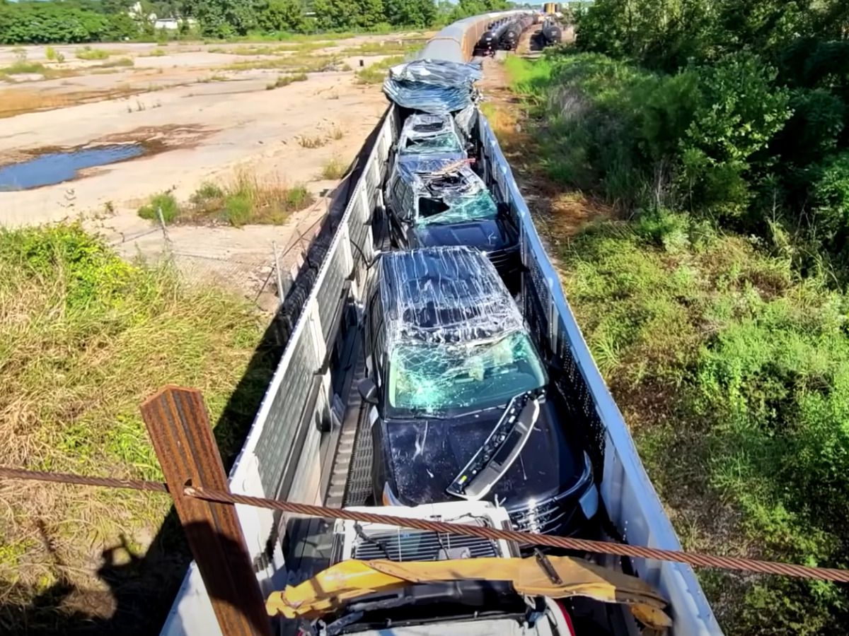 Потяг з новенькими автомобілями спробував проїхати під низьким мостом, але така спроба дорого обійшлася машиністам. Партію новеньких автомобілів вартістю 2 млн доларів випадково відправили в утиль.