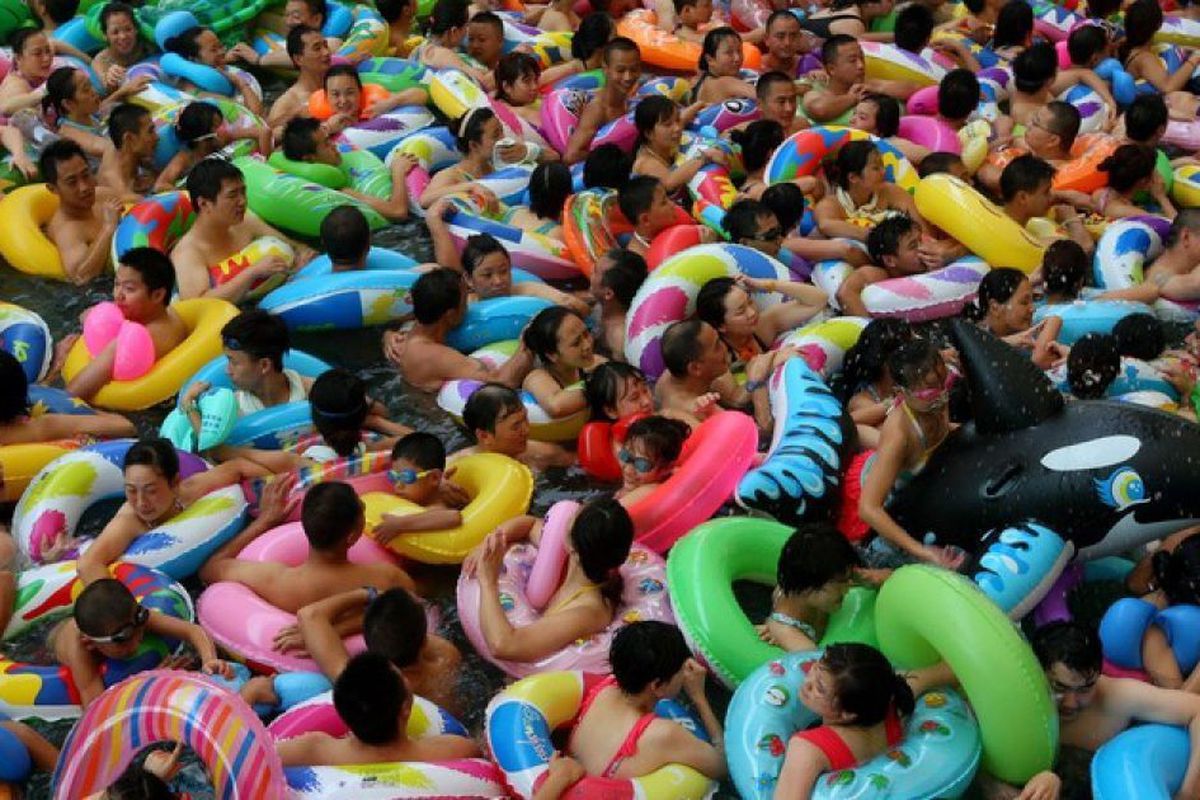 Чому жителі Китаю не плавають без надувних іграшок та часто ідуть у воду одягненими. Ці дивні звички досі дивують європейців.