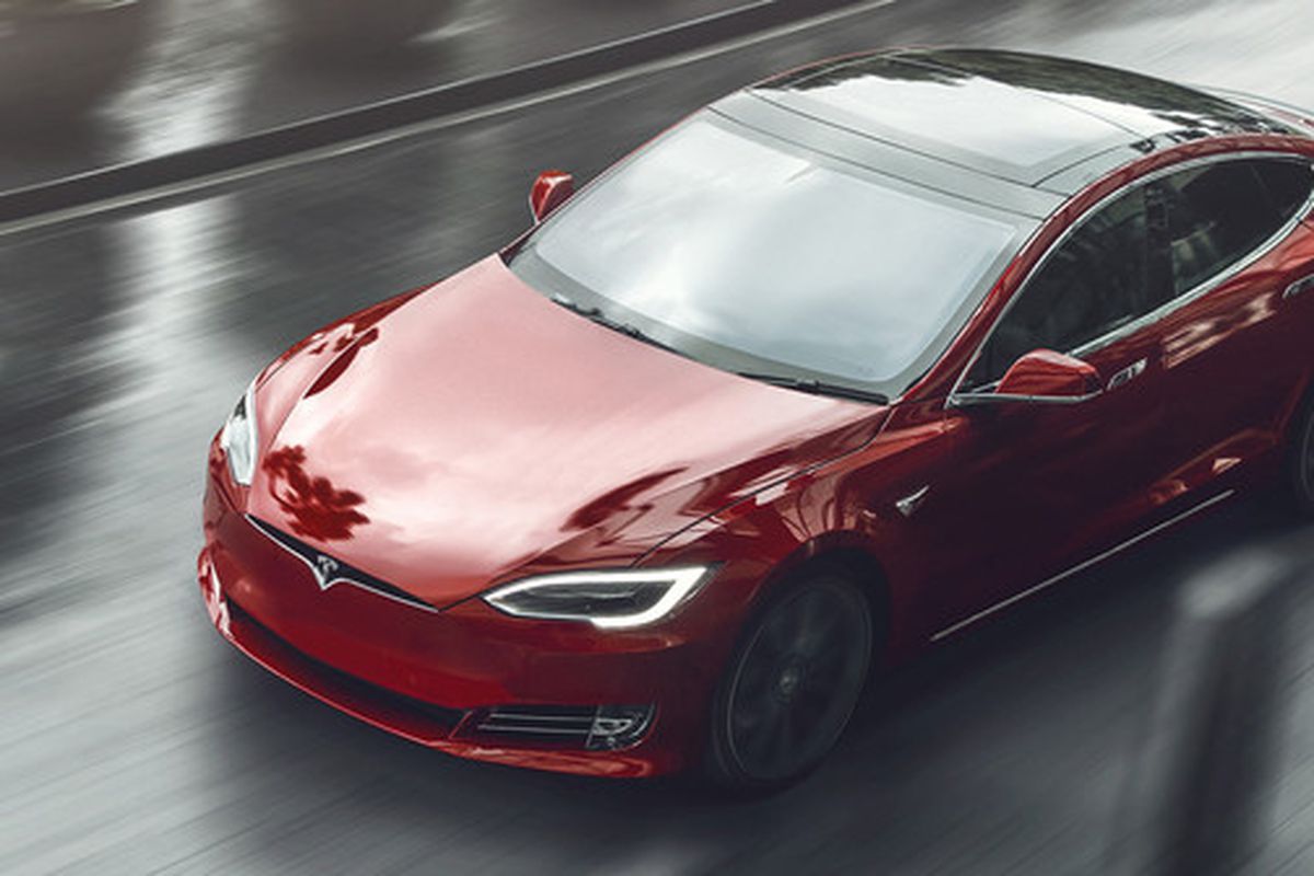Ілон Маск презентував найдорожчу та найшвидшу Tesla Model S Plaid з неймовірними, як для серійного автомобіля характеристиками. Серійний автомобіль з розгоном до 100 км/год швидше двох секунд став реальністю.