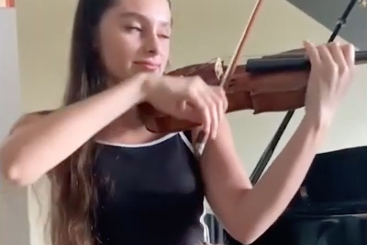 Дівчина зачарувала своєю грою на скрипці врятоване кошеня, яке своєю чергою підкорило мережу реакцією на музику. Чарівне відео цього дуету стало популярним в мережі і вже набрало понад 6 млн переглядів.