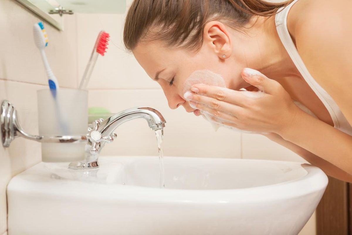 Цих 8 помилок припускаються майже усі жінки під час очищення шкіри обличчя. Вмивання — проста процедура, яка потребує правильного виконання.