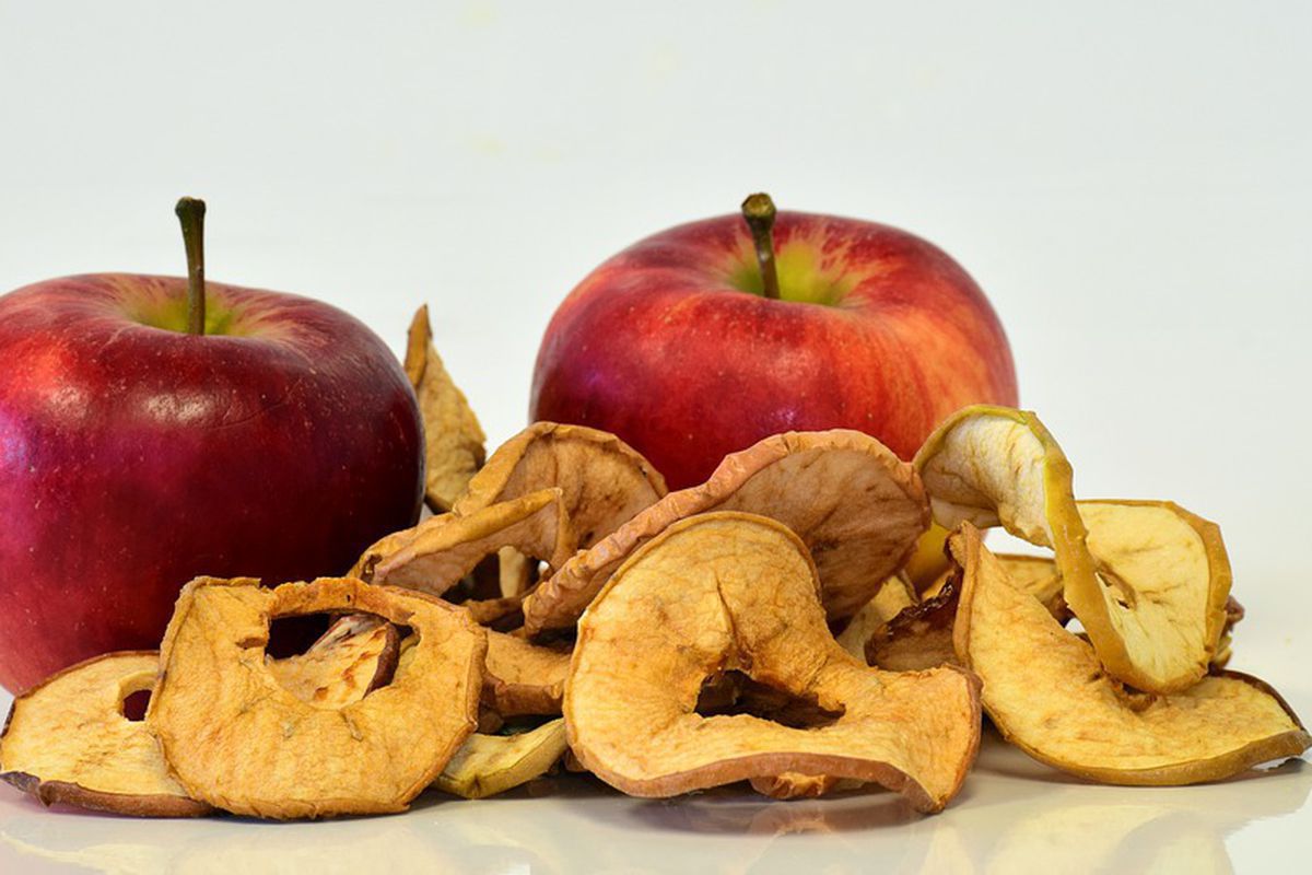 Чим корисні для людського організму сушені яблука. Сушені яблука не менш корисні, ніж свіжі.