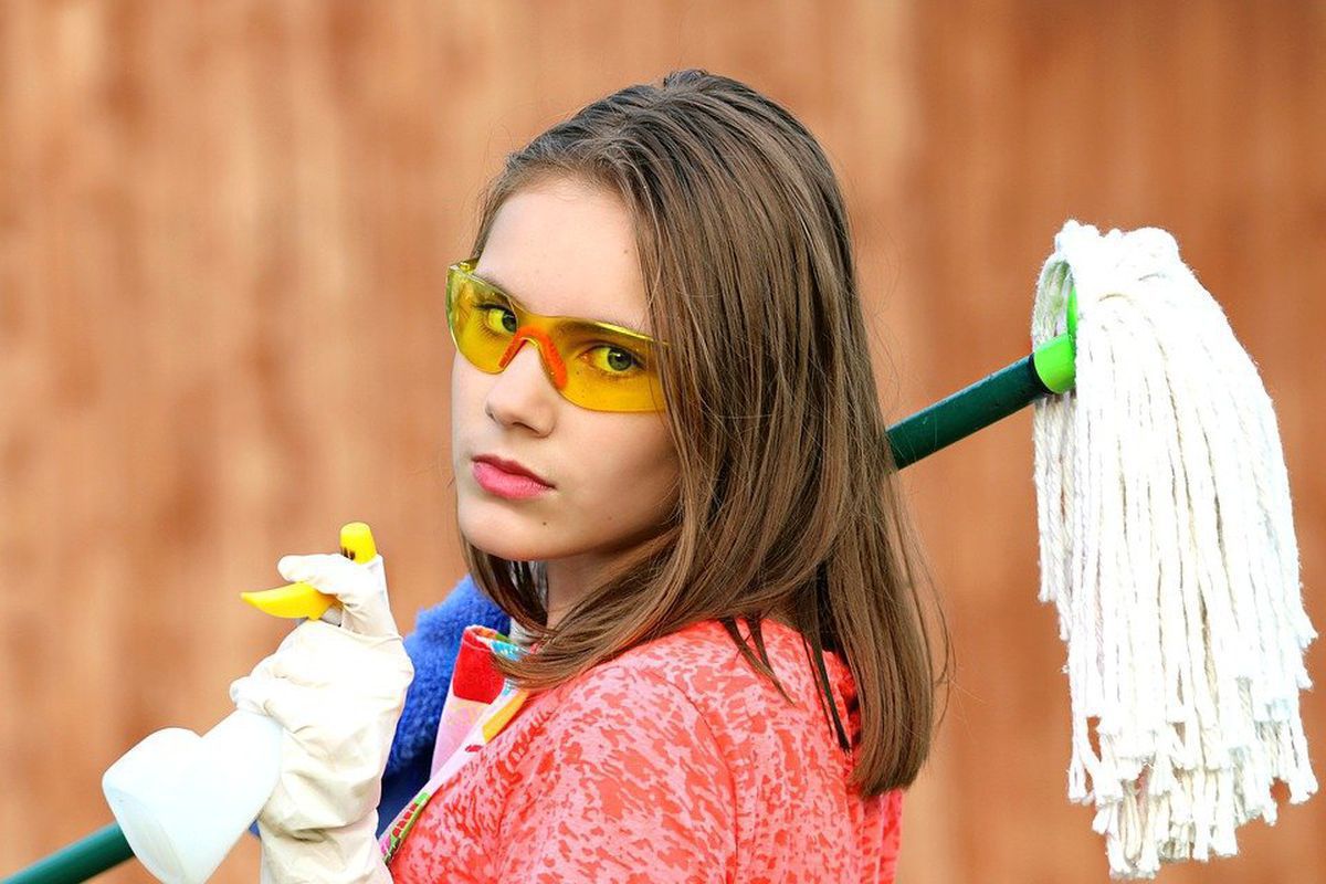 8 звичних речей, якими не варто робити прибирання. Прибираючи, не треба шкодити собі приладдям.