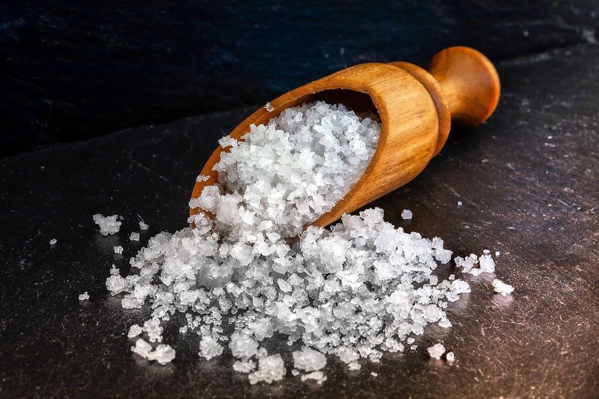 Ритуали і обряди з сіллю, які допоможуть позбутися від пристріту і псування. Миття підлоги з сіллю допоможе позбутися негативу.
