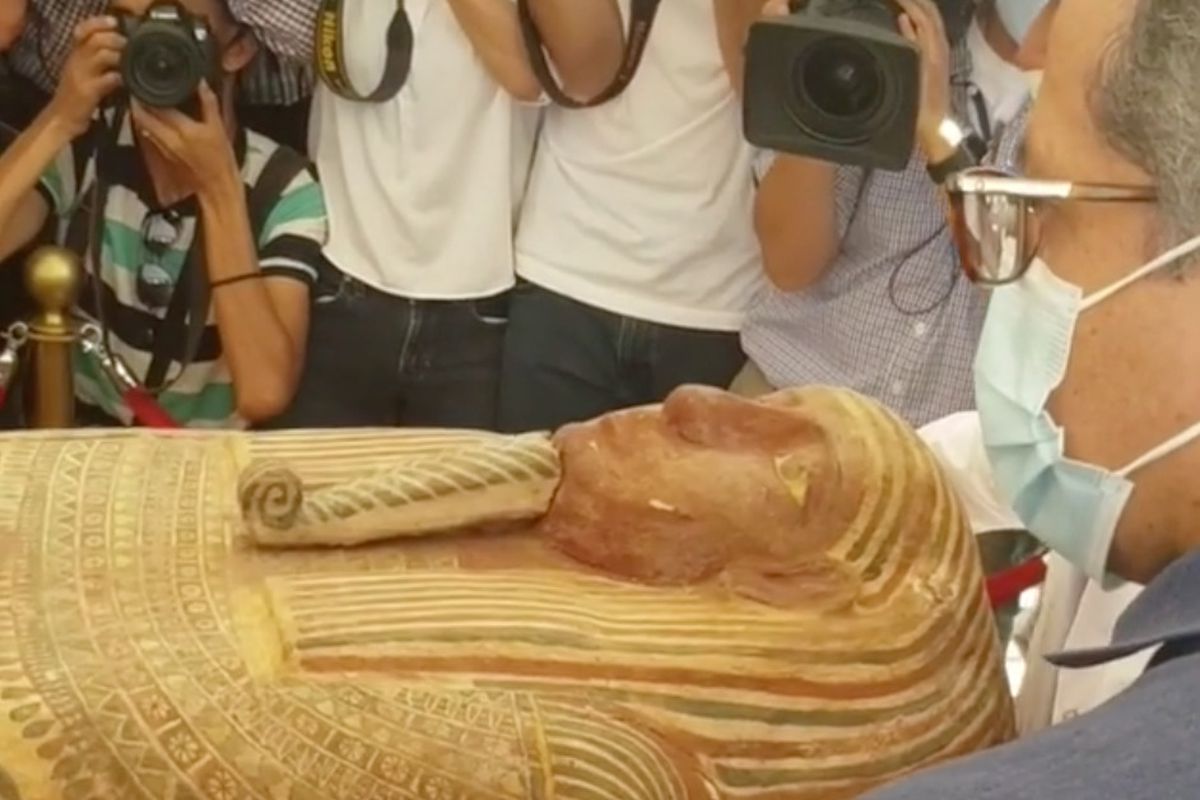Археологи на відео показали розкриття саркофагу з мумією, якій 2 600 років. Це початок великого відкриття.