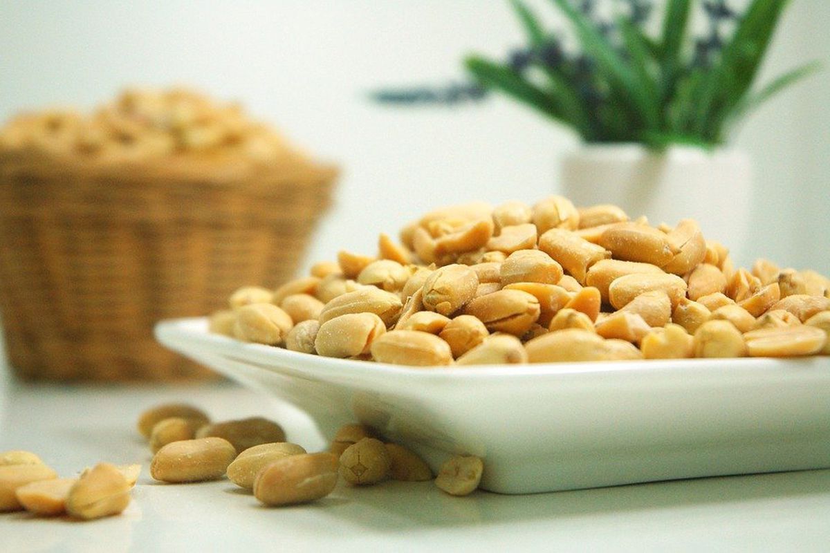 Через ці вагомі причини варто почати частіше вживати арахіс. Арахіс приносить багато користі для організму людини.