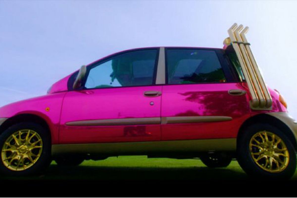 В Англії продається ну дуже незвичайний Fiat: рожевий колір, плюшевий салатовий салон і ще до всього цього він вважається футбольним. Навіть в первісному вигляді Fiat Multipla не користується репутацією моделі з гарним дизайном, але екземпляр, який пропонується для продажу сміливо може служити прикладом поганого смаку.