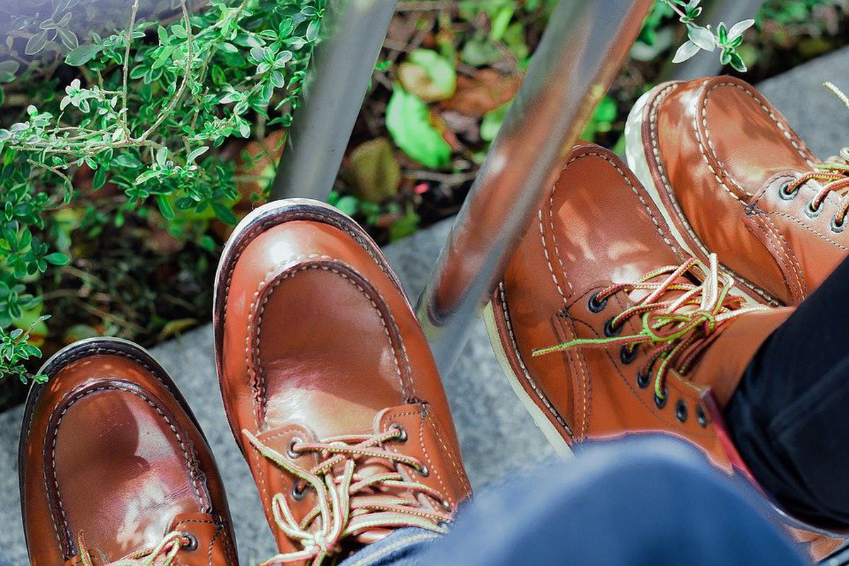 Універсальні правила по догляду за шкіряним взуттям, щоб воно завжди виглядало бездоганно. Детальніше про особливості догляду за взуттям.
