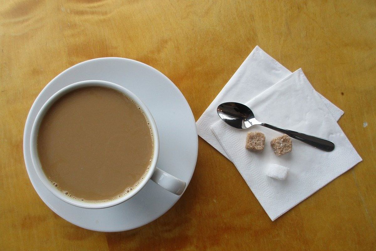 Чому не варто додавати молочні продукти до кави. З якими продуктами кава несумісна і викликає слабкість.