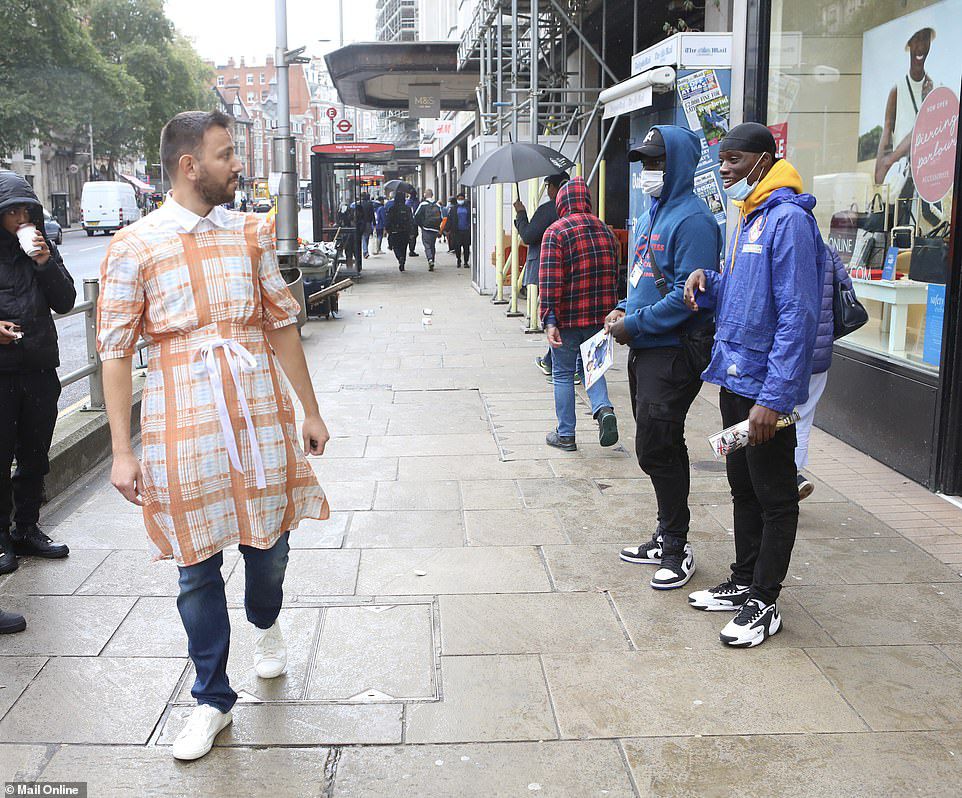 Британець провів експеримент, пройшовся в сукні Gucci для чоловіків по Лондону. Висока мода в дії.