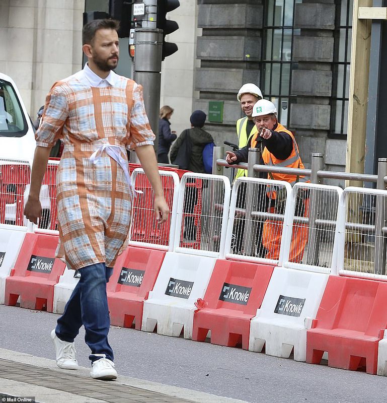 Британець провів експеримент, пройшовся в сукні Gucci для чоловіків по Лондону. Висока мода в дії.