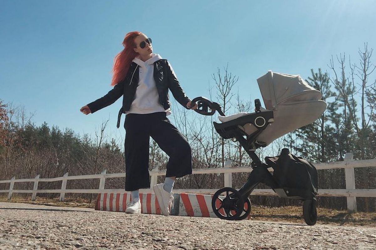Світлана Тарабарова опублікувала новий кадр, зроблений під час прогулянки з маленькою донькою. Насолоджуюсь моментом!