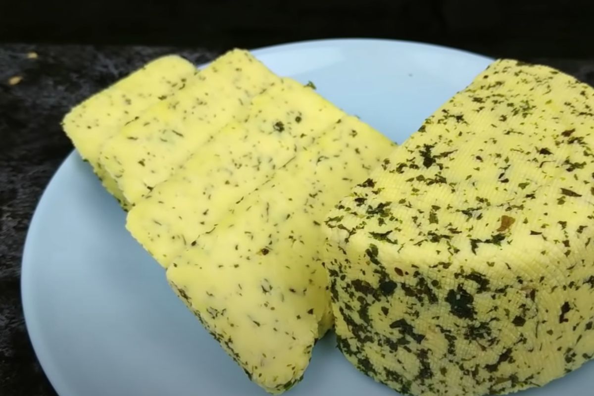 Домашній сир з молока і сметани — дуже легко приготувати. Ніжні кремові скибочки з "начинкою" з кропу так і просяться на бутерброд.