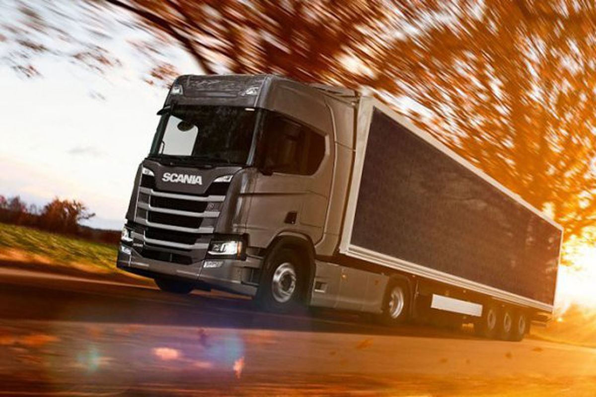 Інженери Scania покрили гібридну вантажівку сонячними панелями, щоб перевірити економність палива. Непоганий результат.
