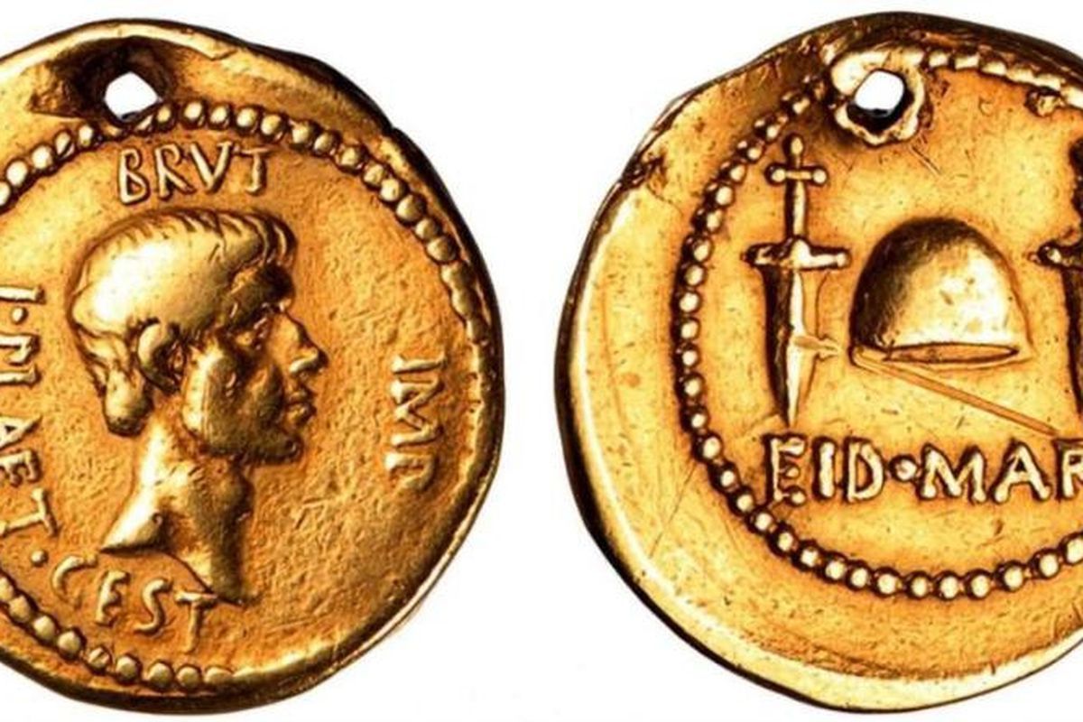 Знайдена одна з найбільш важливих та цінних монет стародавнього світу, присвячена вбивству Юлія Цезаря. Вона була випущена в 42 році до нашої ери.