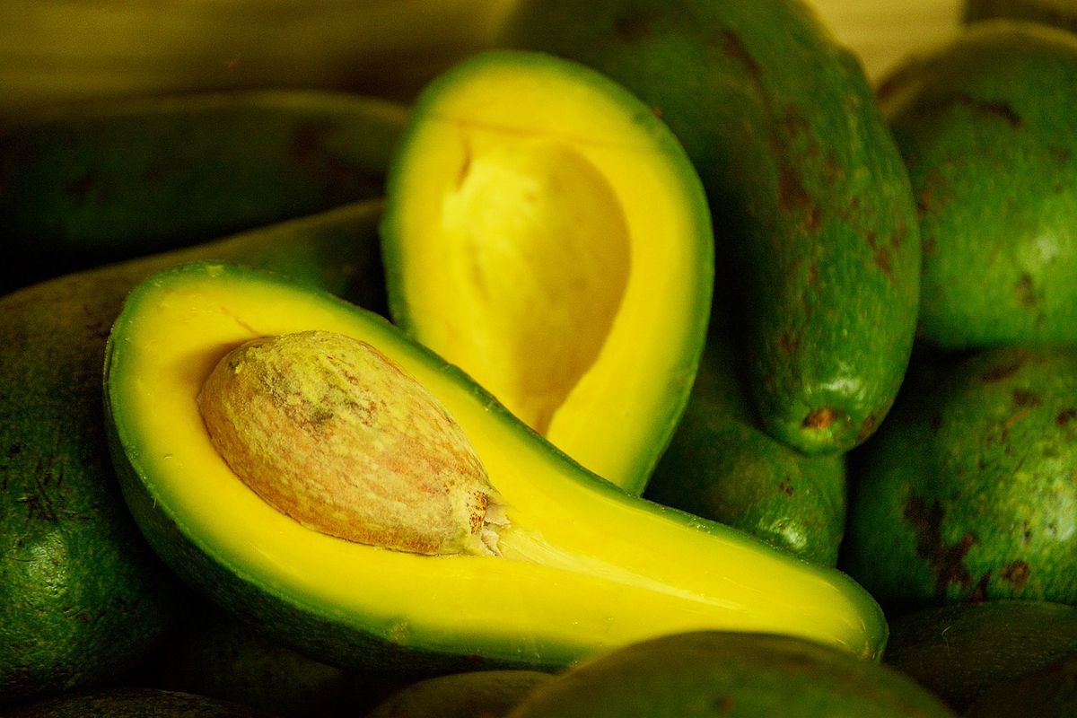 Навчіться зберігати авокадо зеленими і свіжими надовго. Екзотичні фрукти і овочі в нашому раціоні — вже давно не дивина.