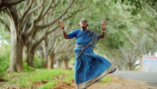 109-річна жінка висадила понад 8000 дерев в посушливій землі в Індії. Саалумарада Тімакка займається улюбленою справою більше 65 років.