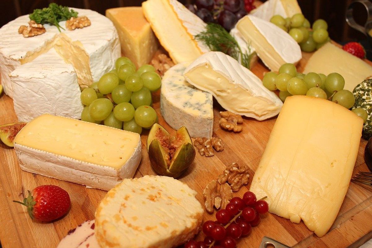 Як зберегти сир в холодильнику довго свіжим. 5 головних правил зберігання сиру.