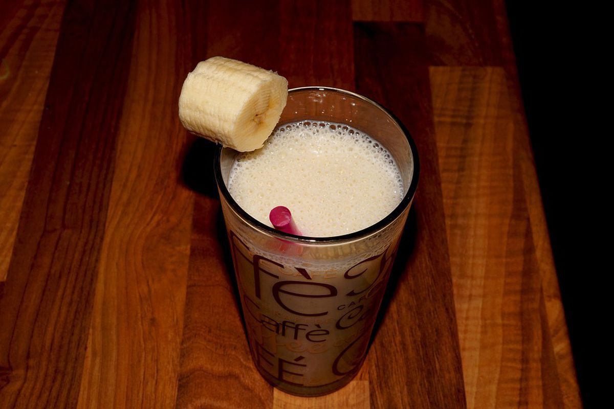 Молочний банановий коктейль — чи безпечний даний напій для здоров'я. Чи можна змішувати молоко з бананами.