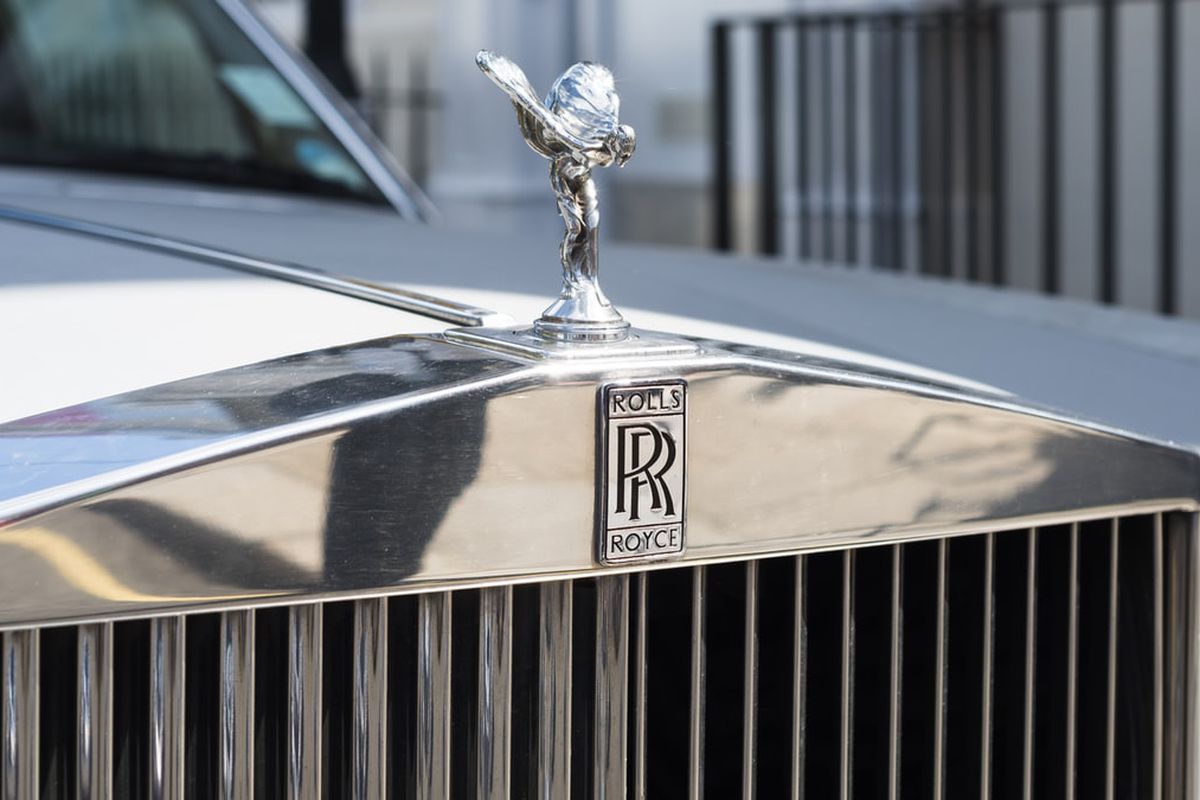 Компанія Rolls-Royce змушена відмовитися від однієї з найпопулярніших опцій на європейському ринку – підсвічування статуетки "Духа екстазу". Чому Rolls-Royce не буде підсвічувати "Дух екстазу".