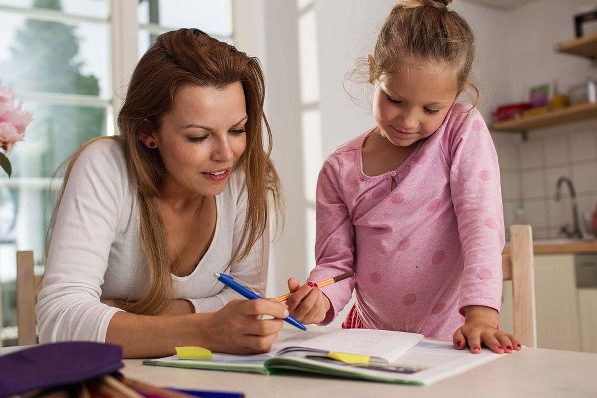 Чому психологи не рекомендують робити шкільні уроки разом з дитиною. Як правильно допомогти дитині з домашнім завданням.