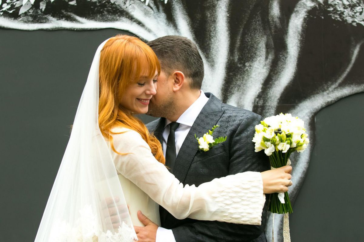 Світлана Тарабарова разом з чоловіком відсвяткувала четверту річницю весілля. Співачка показала ексклюзивні кадри з весілля і таємного розпису.