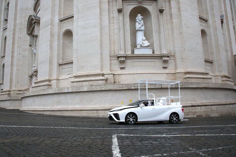 Папа Римський змінив класичний "папамобіль" на ексклюзивний електрокар Toyota Mirai. Папа Римський вирішив відмовитися від колишнього "папамобіля" на користь екології — японський електричний автомобіль Toyota Mirai став офіційним транспортом Папи Римського.