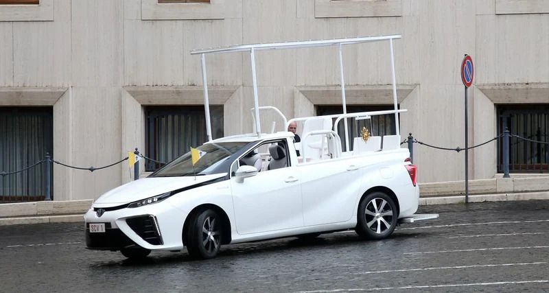 Папа Римський змінив класичний "папамобіль" на ексклюзивний електрокар Toyota Mirai. Папа Римський вирішив відмовитися від колишнього "папамобіля" на користь екології — японський електричний автомобіль Toyota Mirai став офіційним транспортом Папи Римського.