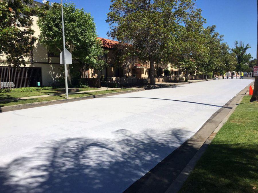 Навіщо в Лос-Анджелесі фарбують дороги в білий колір?. Дороги зазвичай мають забарвлення темно-сірого відтінку — кольору бетону та асфальту. Однак в Америці почали фарбувати дорожнє покриття в білий або світло-сірий колір.І цьому є досить просте пояснення.