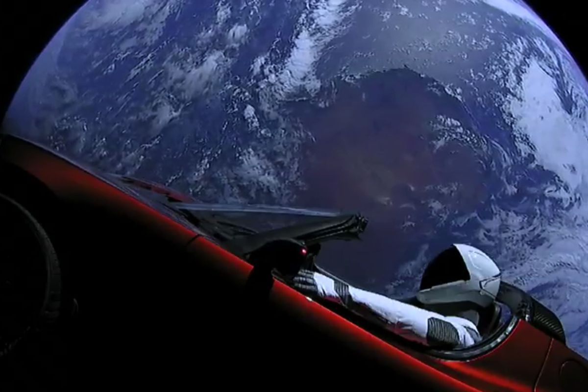 Мрія Ілона Маска здійснилася: Tesla Roadster вперше максимально наблизилась до Марсу. Червоний електромобіль Tesla Roadster, який подорожує по відкритому космосу з 2018 року, наблизився до Марсу на мінімально можливу відстань.